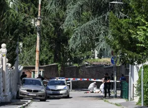 תקיפה בשגרירות ישראל בבלגרד: שוטר נפצע קשה - התוקף נורה למוות