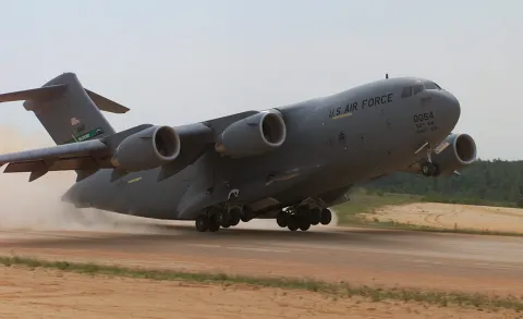 המאבק בכטמ”מים: חיל האוויר האמריקני מצייד מטוסי תובלה במערכות נשק מתקדמות