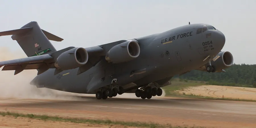 המאבק בכטמ”מים: חיל האוויר האמריקני מצייד מטוסי תובלה במערכות נשק מתקדמות